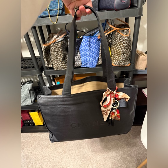 Chanel Black Lambskin Leather Women's Bag/Tote with COA. Excellent Condition! - Picture 7 of 16